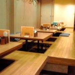 やき鳥三太郎 - 掘りごたつ式。移動連結が可能なので、人数に合わせてくれます。