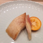 鮨 とかみ - マナ鰹の焼き物、金柑、みょうが
      