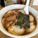 Chuukasoba Tamaya - スープに張っている油が綺麗