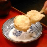 天兼 - [料理] 玉ねぎ天を塩で食す。