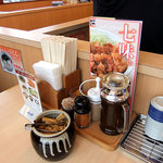 Katsuya - 卓上に常備された調味料類 ＆ 漬物