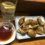 屋台まみちゃん - 餃子350円氷結レモン400円 氷とレモン入れてくれます