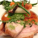 ラ・リューン - メニューＡ 2625円 の酵素ポークのポワレ 初夏の実山椒と緑のピューレ