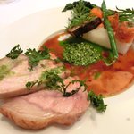 ラ・リューン - メニューＡ 2625円 の酵素ポークのポワレ 初夏の実山椒と緑のピューレ