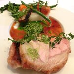 ラ・リューン - メニューＡ 2625円 の酵素ポークのポワレ 初夏の実山椒と緑のピューレ