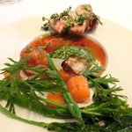 ラ・リューン - メニューＡ 2625円 の酵素ポークのポワレ 初夏の実山椒と緑のピューレ