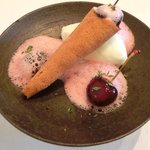 ラ・リューン - メニューＡ 2625円 のチェリーのコンポート タイム風味 ヨーグルトソルベ