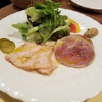 ビストロ オララ - 右:豚スネ肉の自家製ハム　左:若鶏の燻製