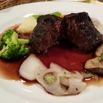 ビストロ オララ - こんな牛ホホ肉の赤ワイン煮込みって、初めて