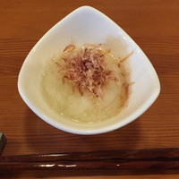 とんかつ まい泉 青山本店 - 鳥料理屋さんでいう鳥スープ的？ 大根おろしがお茶とともに、まずでてくる