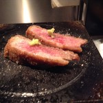 鉄板の上で山葵をのせて