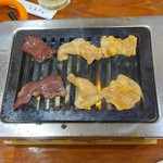 Aomori - 牛レバ、牛ホルモン(焼き始め)