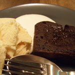 クリヤム - 生チョコレートのテリーヌにバニラアイスをプラス