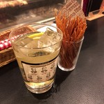 串鳥のワイン酒場 TANTO - 【2017年01月】ハイボールはハッピーアワーで半額❗️@380→@190円、右はお通し。