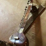 ミルミレ - 天井に飾られているシタール