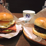肉が旨いカフェ NICK STOCK - (左)BLTEバーガー +¥200(モーニング)
            (右)NICKバーガー +¥100(モーニング)