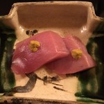 赤坂 菊乃井 - 向付（むどうづけ）：小鮪（メジマグロ）黄身醤油　辛子