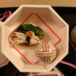 赤坂 菊乃井 - 八寸の菜種　白魚寿司　花弁百合根　いくら醤油漬け