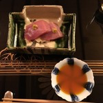 赤坂 菊乃井 - 向付（むこうづけ）：小鮪（メジマグロ）　黄身醤油　辛子