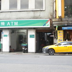 老牌牛肉拉麵大王 - この間の路地を進んだ所にお店があります