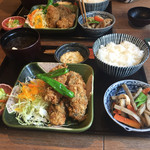 片倉うに屋 - 2017年2月。カキフライ定食880円。大きめの小鉢付き。