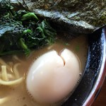 横浜ラーメン とんこつ家  - 割れたまご(30円)