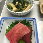 銀シャリ屋 ゲコ亭 - 中トロ〜♪
      奥は小松菜と薄揚げの煮物