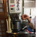 喜幸 - 生け簀から網で掬った川魚…春子
      春子はアマゴの稚魚です
      串に刺して塩して、唐揚げにしてもらいます
      他には白焼きや南蛮漬けにも出来ます