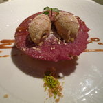 マノワール・ディノ - ピスタチオクリームを閉じ込めた洋梨のロースト　キャラメルアイスクリームと共に