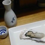 かき焼き はじめ - [料理] 日本酒 (冷) & 焼き牡蠣 (プレーン)