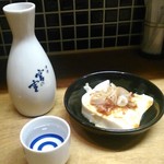 かき焼き はじめ - [料理]  越乃寒梅 別選 (冷酒) & お通し (すくい豆腐)