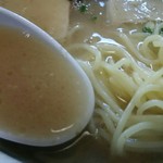 幸陽閣 - スープと麺アップ