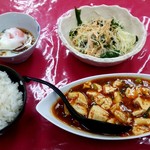 Dai kaen - ライス、麻婆豆腐、サラダ、温泉卵