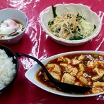 大華園 - ライス、麻婆豆腐、サラダ、温泉卵