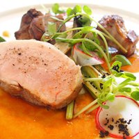 LE CIEL - ランチコース 4294円 の山形産 豚肉の低温調理、高温調理、網焼きのバリエーション