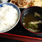 大城 - わかめと油揚げのみそ汁、ご飯