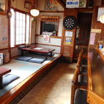 大城 - 左側の入口から入ると寿司屋さん風の店内。