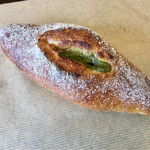 ミックスプラスベーカリー - 抹茶とあずきとクリームチーズ ¥220