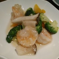 天津飯店 本店 - [料理] 主菜 野菜と大エビの塩炒め ①