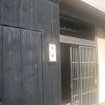 Ushikou Honten - 入口は黒板塀に牛幸の2文字だけななので知らないと何の店かもわかりません