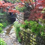 うかい竹亭 - ②敷地内を川が流れる