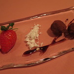 冷たい前菜：フォアグラのトリュフ　ソースヴィンコット　苺