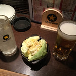 とりべゑ 金山店 - 乾杯！生中＆レモン酎ハイとお通しのキャベツ