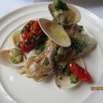 アル・ケッチァーノ - 取り皿に盛り付けたアクアパッツァ