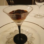 レストラン　シュバル ブラン - シェフのスペシャリテ、コンソメのジュレ♪中にはオマール、スナップえんどう、カリフラワーのムース