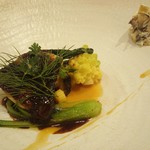 レストラン　シュバル ブラン - 真魚鰹のポアレ、下には鮑♪隣にはサザエのクリームチーズあえ♪