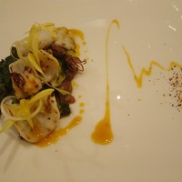 レストラン　シュバル ブラン - 甲イカと蛍烏賊、春野菜、サフランのソース♪