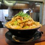 博多とんこつ 天神旗 - 店主さんバックで（*´▽｀*）