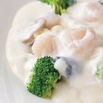 横浜大飯店 - 帆立のクリーム煮　北海道で育った大粒の帆立貝を使用。帆立の甘みを濃厚なクリームで包みました。