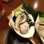 さくら水産 - むぅ！カキってこんな貝殻だったか？